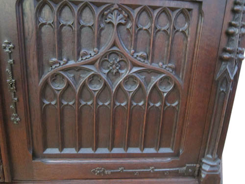 5112a-detail of gothic tracery on door panel