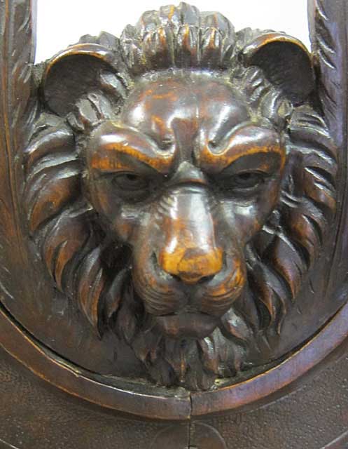 lion detail on sgabello