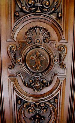 3092-center carving in renaissance style