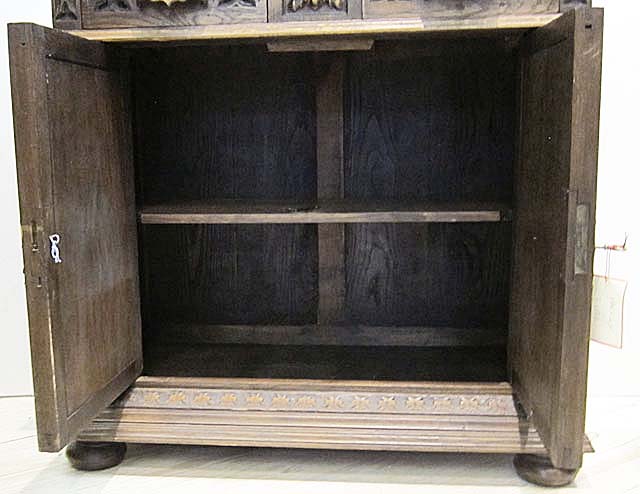 5106-interior of troubadour cabinet