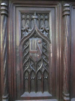 5112b-central panel gothic fenestrage with coat-of-arms