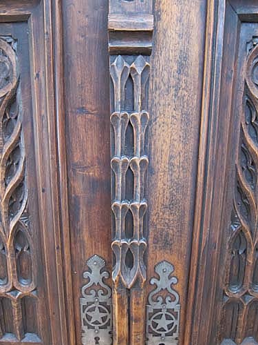 5125-carving between doors of armoire