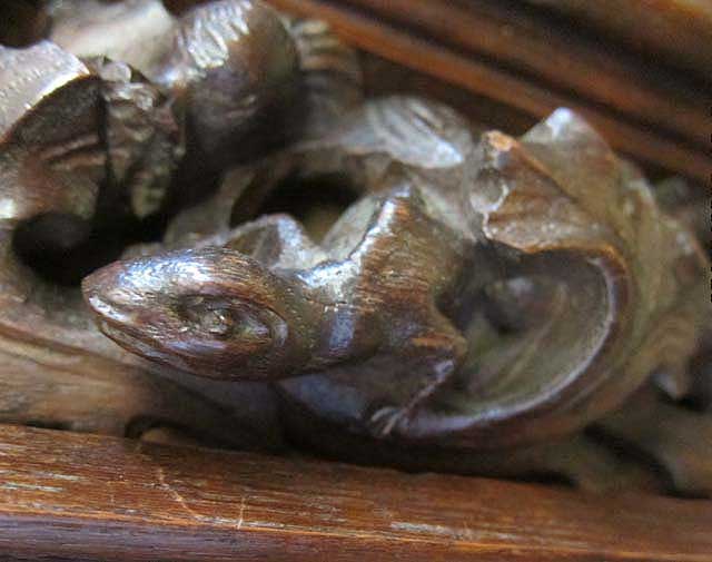 5193-carved lizard