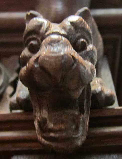 5193-carved dog with open mouth