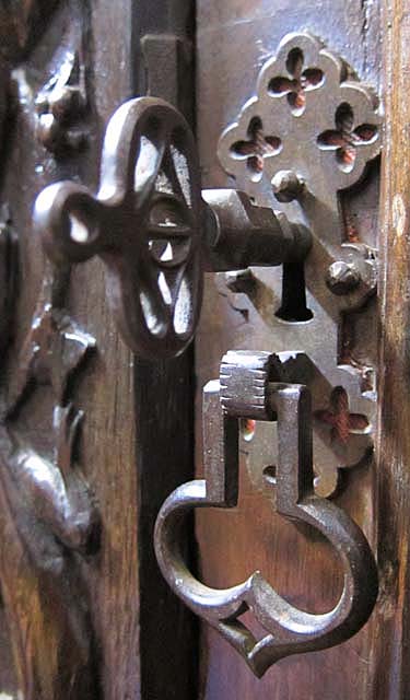 l5216-lock and key in gothic cabinet