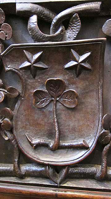 5216-detail with cloverleaf in coat of arms