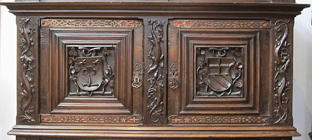 5216-top of gothic cabinet - coat of arms and lizards