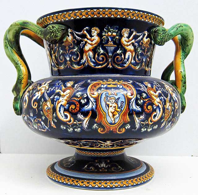 Gien vase Renaissance fond bleu serpent handles