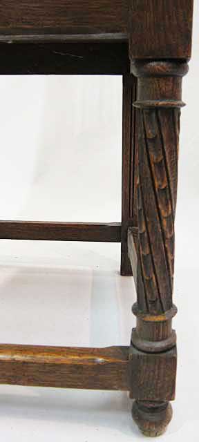 5224-leg of gothic armchair