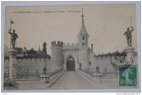 gate with knights at chateau du temple