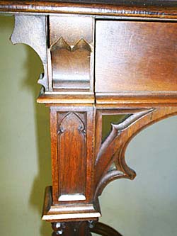 4136-gothic table corner